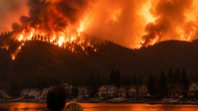 Captivating Moments: Today's Most Striking Photos from Aroun