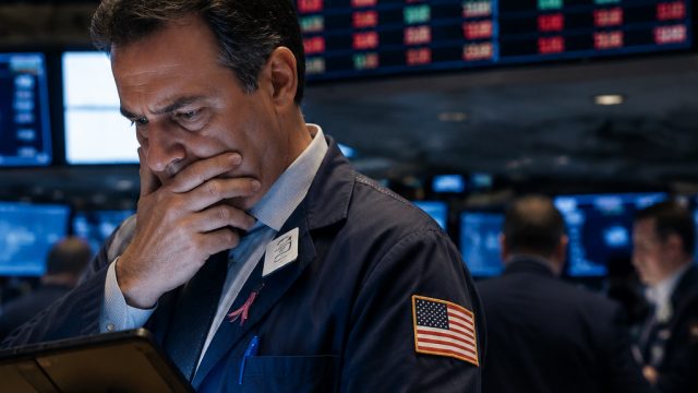 S&P 500 Dips Amid Semiconductor Stock Turmoil Ahead of Earni