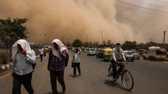 Delhi Faces Scorching Heat with Dust Storms Looming | garena